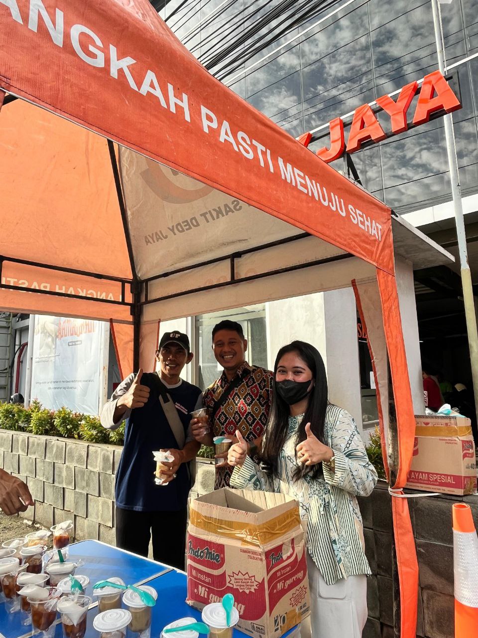 Rumah Sakit Dedy Jaya Berbagi Takjil dengan Masyarakat di Bulan Ramadhan