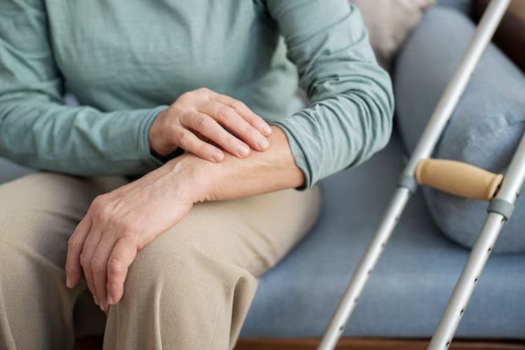 Apa Itu Parkinson? Kenali Penyebab, Gejala, dan Cara Mengendalikannya